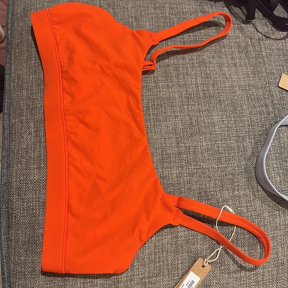 Skims Scoop Neck Bra - Picture 6 of 12